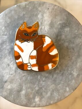 VTG Signed MEOW Copyright Cat Brooch Pin Orange White Tabby 1” Wide